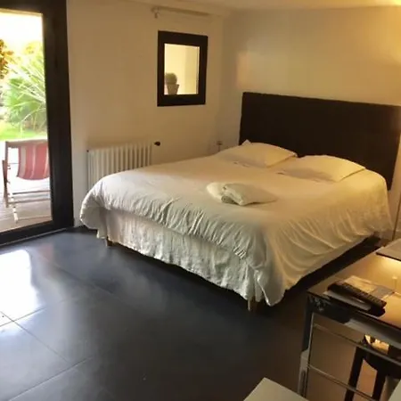 Bed & Breakfast Logement Independant Sur Jardin, Hopital Pellegrin *